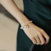 ⁦צמיד מהודר דמוי פנינה אלגנט- קארולין⁩ – תמונה ⁦3⁩