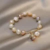 ⁦צמיד מהודר דמוי פנינה אלגנט- קארולין⁩ – תמונה ⁦2⁩
